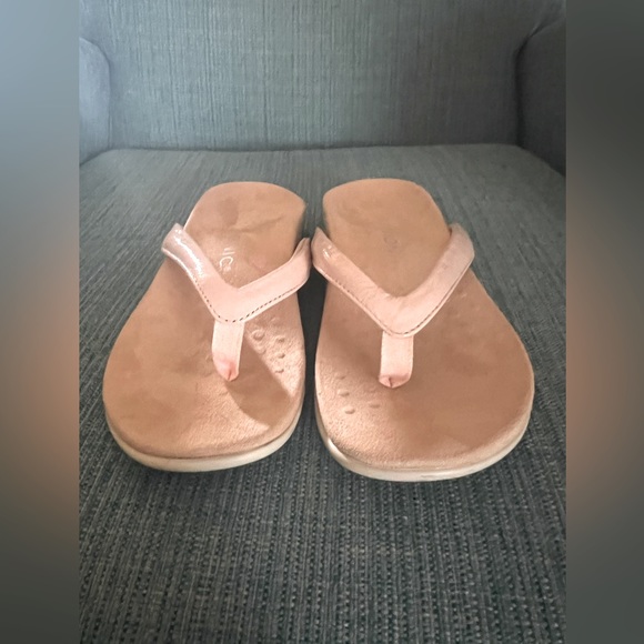 🩴 Vionic Dillon Pink Patent Flip Flops 🩴 - Picture 5 of 10